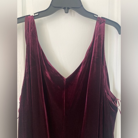 1. State v neck sleeveless velvet dress size-22W - Picture 7 of 7